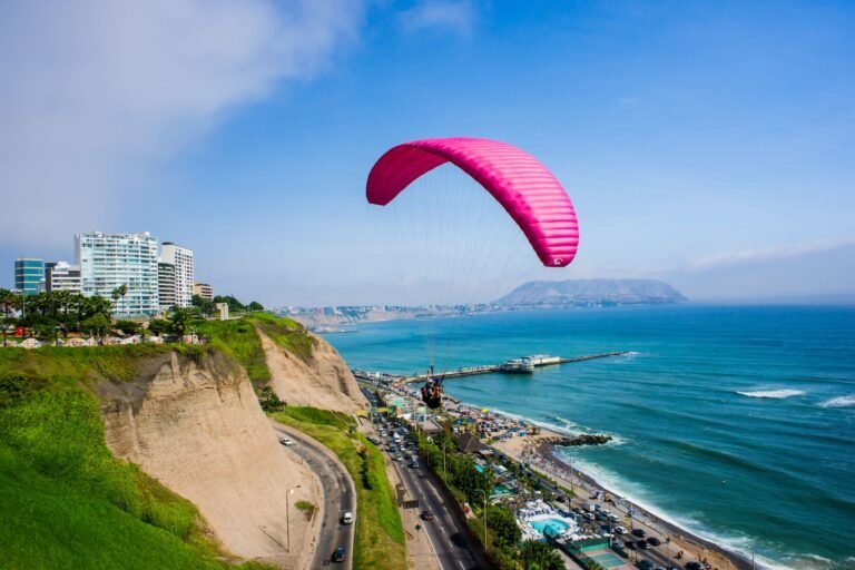 Parapente en el malecón de Miraflores. Carlos Ibarra PROMPERÚ