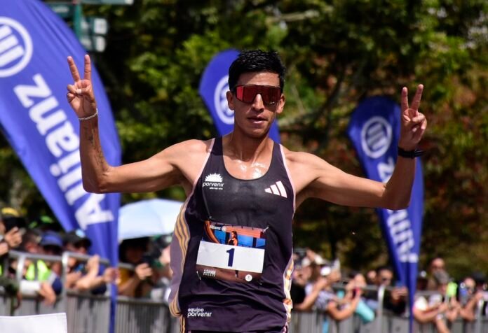 Iván González Mejora su Marca Personal y se Destaca en la Media Maratón de Houston