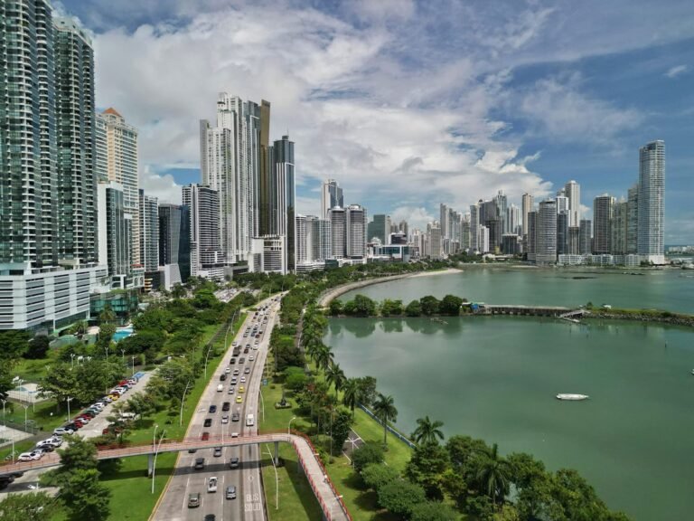 ChatGPT Señala a Panamá como Destino Clave para Inversionistas Colombianos en la Región
