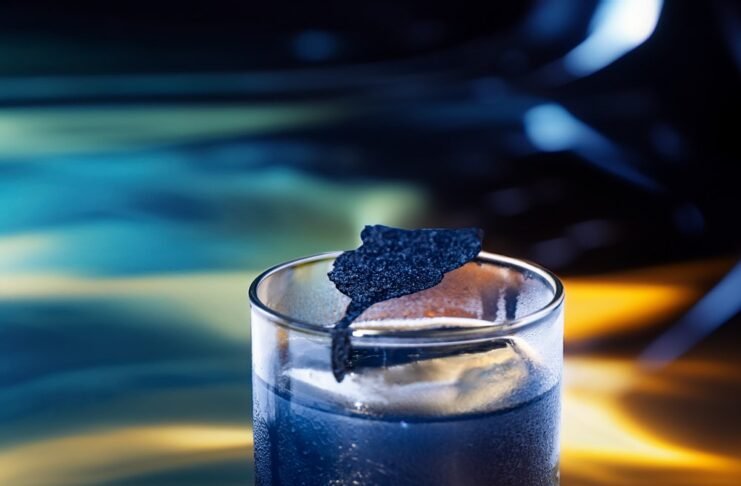 Tendencia de Lujo: ¿Por Qué El Azulón es el Coctel de la Temporada en La Sala de Laura?