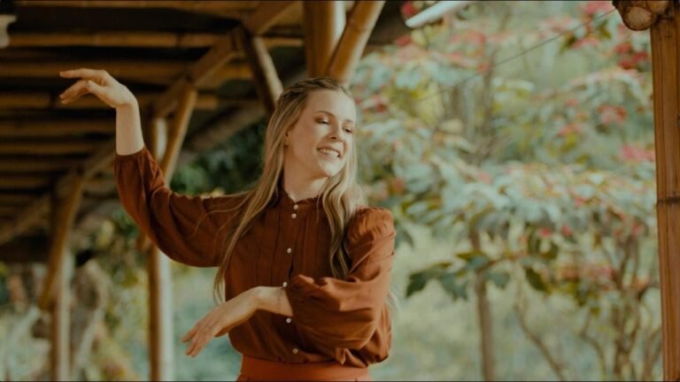 Katie James lanza “Don Aurelio”: una cumbia que celebra el amor maduro