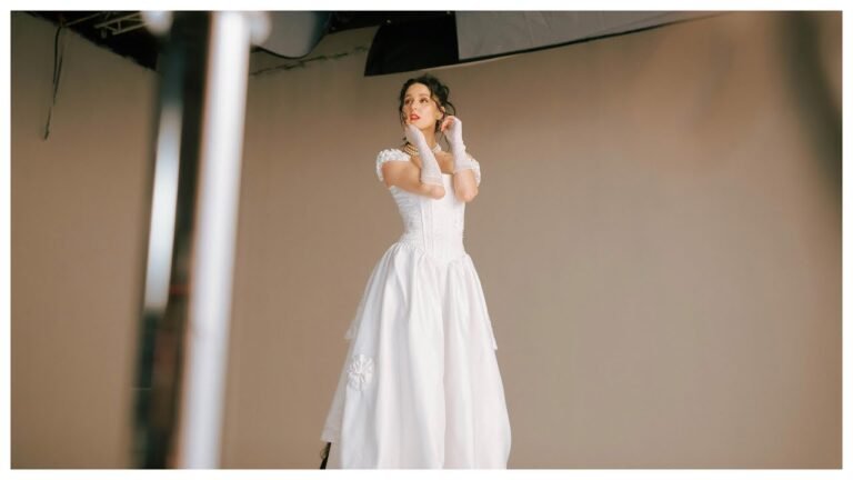 Francisca Valenzuela en Paris Fashion Week y estreno de “Tira y Afloja (Afuera)”
